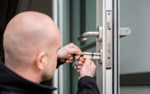 Sicher24.de: Wie moderne Schließanlagen das Thema Türsicherheit neu definieren